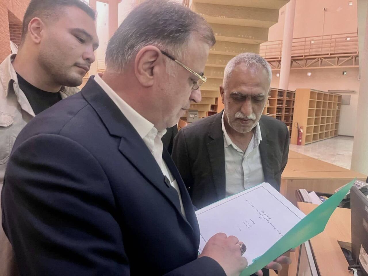 بازدید سرزده استاندار گلستان از بزرگ‌ترین کتابخانه شمال ایران