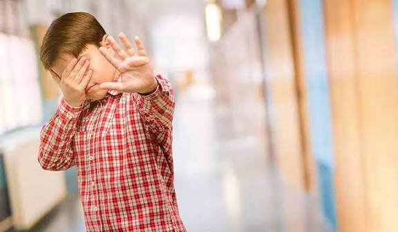 وقتی کودک در اجتماع پس می‌کشد؛ زنگ خطری برای والدین یا محیط؟